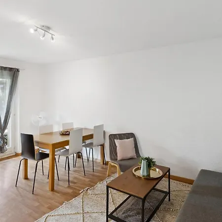 Apartment Urban Charm: Your Comfy Close To The