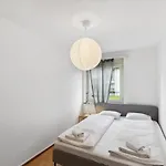Apartment Urban Charm: Your Comfy Close To The