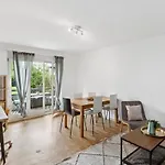 Urban Charm: Your Comfy Close To The Apartment