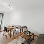 Apartment Urban Charm: Your Comfy Close To The